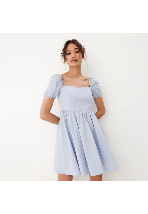 Mohito - Błękitna sukienka mini - Niebieski. Kolor: niebieski. Długość: mini