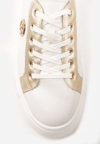 Born2be - Biało-Złote Sneakersy Vices na Grubej Tłoczonej Podeszwie ze Sznurowaniem i Metaliczną Ozdobą Ulfedi. Okazja: na co dzień. Kolor: biały. Materiał: satyna, jeans. Wzór: aplikacja #2
