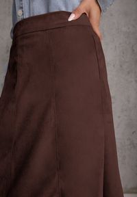 Renee - Brązowa Gładka Spódnica z Imitacji Zamszu o Rozkloszowanym Kroju Nettia. Kolor: brązowy. Materiał: zamsz. Wzór: gładki #6