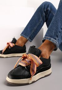 Renee - Czarne Sneakersy z Dekoracyjnym Sznurowaniem i Wstawką na Języku Cristen. Kolor: czarny