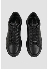 Karl Lagerfeld - KARL LAGERFELD Czarne sneakersy męskie z monogramem KAPRI Emboss, Rozmiar 44. Okazja: na co dzień. Kolor: czarny. Materiał: skóra. Szerokość cholewki: normalna #2