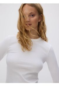 Reserved - Longsleeve w prążek - biały. Kolor: biały. Materiał: bawełna. Długość rękawa: długi rękaw. Wzór: prążki