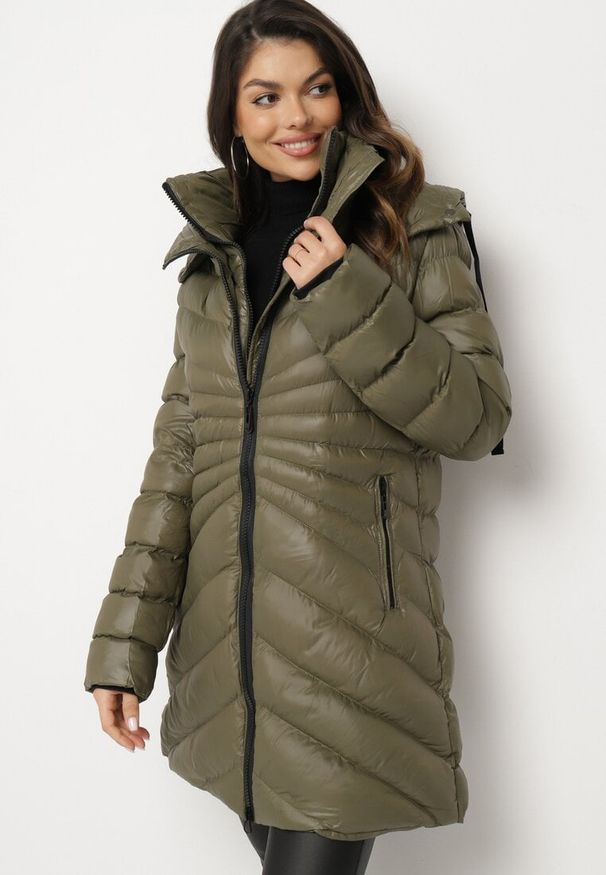 Born2be - Ciemnozielona Pikowana Kurtka Zimowa o Dłuższym Fasonie z Kapturem Sialdra. Okazja: na co dzień, do pracy, na spacer. Typ kołnierza: kaptur. Kolor: zielony. Długość: długie. Sezon: zima. Styl: casual, elegancki