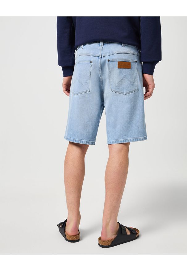 Wrangler - WRANGLER MĘSKIE SZORTY JEANSOWE FRONTIER SHORT WEST 112350822 W16W017961. Okazja: na co dzień. Materiał: jeans. Długość: krótkie. Sezon: lato. Styl: wakacyjny, casual, klasyczny, elegancki