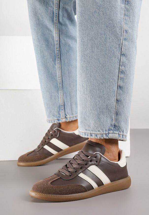 Renee - Brązowe Casualowe Sneakersy na Płaskiej Podeszwie z Paskami Jereria. Okazja: na co dzień. Zapięcie: pasek. Kolor: brązowy. Materiał: jeans. Obcas: na płaskiej podeszwie
