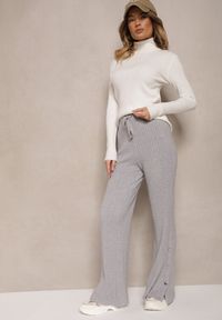 Renee - Jasnoszare Prążkowane Spodnie High Waist z Wiskozą o Szerokim Kroju Ozdobione Guzikami Zeriel. Okazja: na co dzień. Stan: podwyższony. Kolor: szary. Materiał: wiskoza, prążkowany. Wzór: aplikacja. Styl: wizytowy, casual #4