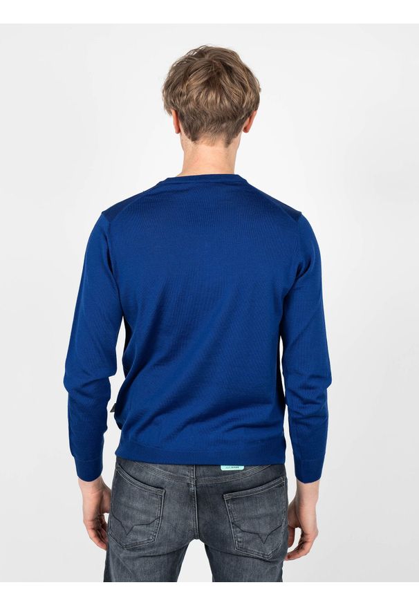 Plein Sport Sweter "Merino" | MPPS90181 | Mężczyzna | Niebieski. Okazja: na co dzień. Typ kołnierza: dekolt w serek. Kolor: niebieski. Materiał: wełna. Wzór: aplikacja. Styl: sportowy
