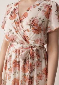 Born2be - Różowa Romantyczna Sukienka Kopertowa z Wiązanym Paskiem i Brokatem Yael. Okazja: na co dzień, na spotkanie biznesowe, do pracy, na randkę. Kolor: różowy. Wzór: kwiaty. Typ sukienki: kopertowe. Styl: casual, biznesowy, elegancki #5