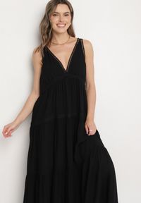 Born2be - Czarna Sukienka z Wiskozą i Szydełkowym Wzorem Meviellea. Okazja: na co dzień. Typ kołnierza: dekolt w kształcie V. Kolor: czarny. Materiał: wiskoza. Wzór: haft. Styl: casual, elegancki #3