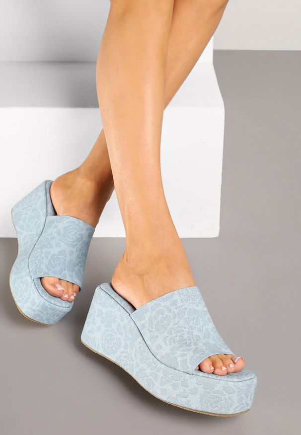 Born2be - Niebieskie Klapki na Koturnie Zdobione Panterkowym Tłoczeniem Xovianne. Okazja: na co dzień. Kolor: niebieski. Materiał: jeans. Wzór: aplikacja. Sezon: lato. Obcas: na koturnie. Styl: klasyczny, elegancki, casual