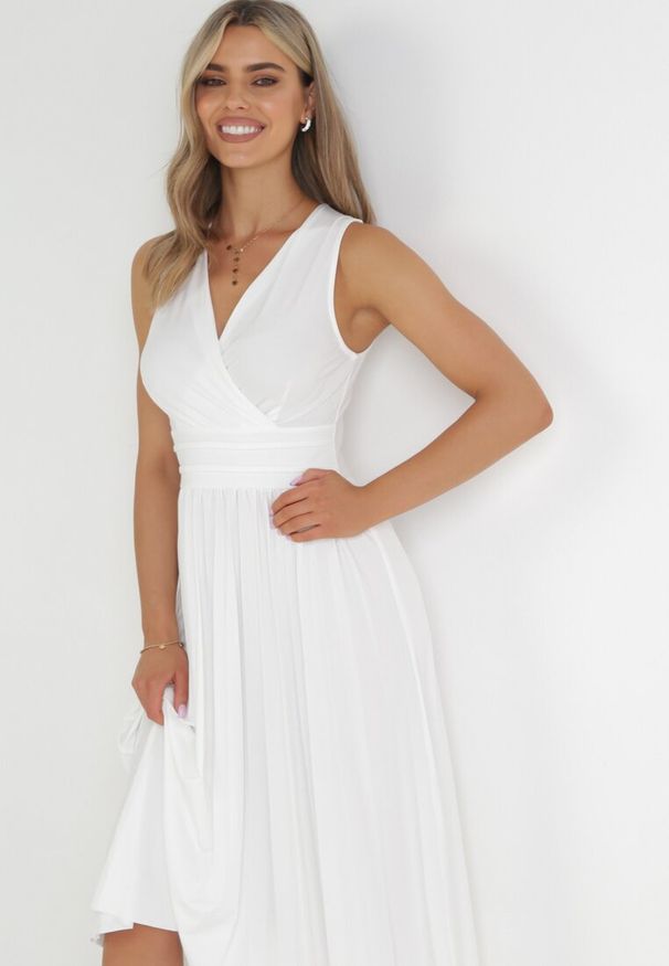 Born2be - Biała Sukienka Midi Bez Rękawów z Plisowanym Dołem Dreana. Kolor: biały. Długość rękawa: bez rękawów. Styl: elegancki. Długość: midi