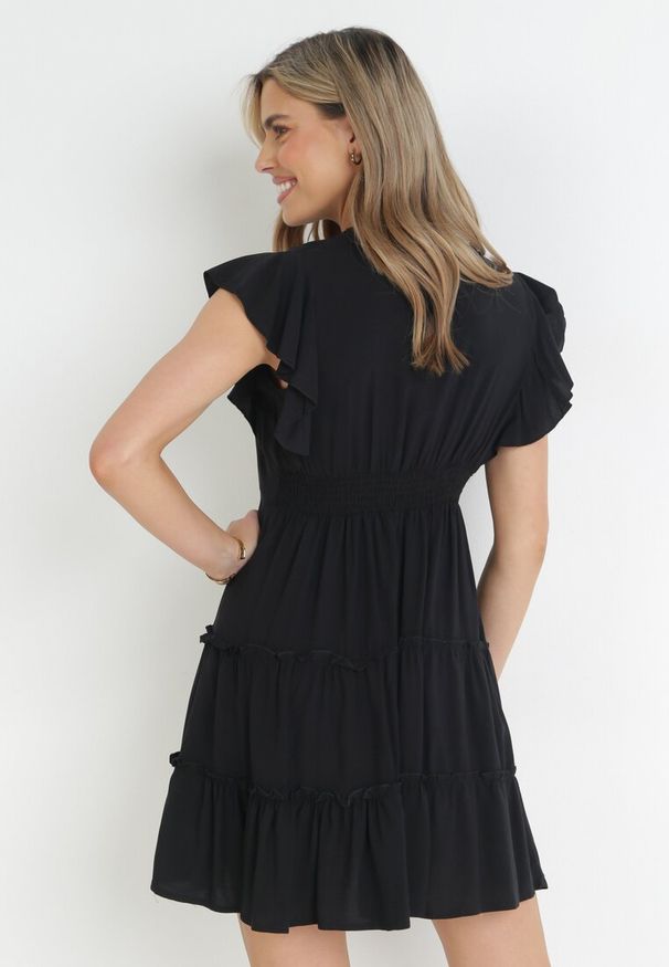 Born2be - Czarna Gładka Sukienka Mini Taliowana z Falbankami Wokół Ramion Zynnas. Typ kołnierza: kołnierz z falbankami. Kolor: czarny. Wzór: gładki. Sezon: lato. Długość: mini