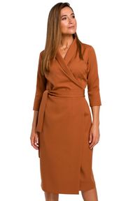 Style - Sukienka elegancka ołówkowa kopertowa midi z paskiem brązowa. Kolor: brązowy. Materiał: materiał, elastan. Typ sukienki: ołówkowe, kopertowe. Styl: elegancki. Długość: midi