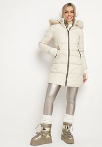 Born2be - Jasnobeżowa Pikowana Kurtka z Kapturem i Futerkiem z Możliwością Odpięcia Taralina. Okazja: na spacer, na co dzień. Typ kołnierza: kaptur. Kolor: beżowy. Materiał: futro. Styl: casual, klasyczny #6