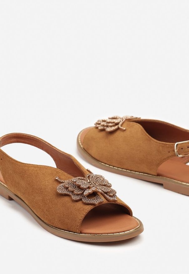 Renee - Brązowe Sandały z Ekozamszu Zdobione Cyrkoniami i Aplikacją z Motylem Falevelith. Okazja: na spacer. Zapięcie: sprzączka. Kolor: brązowy. Wzór: aplikacja. Sezon: wiosna, lato. Obcas: na obcasie. Styl: wizytowy