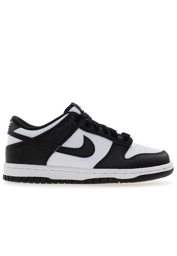 Buty młodzieżowe Nike Dunk Low CW1590-100 - biało-czarne. Kolor: czarny, biały, wielokolorowy. Materiał: skóra, materiał, guma, syntetyk. Szerokość cholewki: normalna. Sezon: lato
