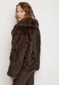 Born2be - Brązowa Kurtka Futerko o Dwurzędowym Kroju z Szerokim Kołnierzem Fesammea. Okazja: na co dzień. Kolor: brązowy. Materiał: futro. Styl: casual, klasyczny #7