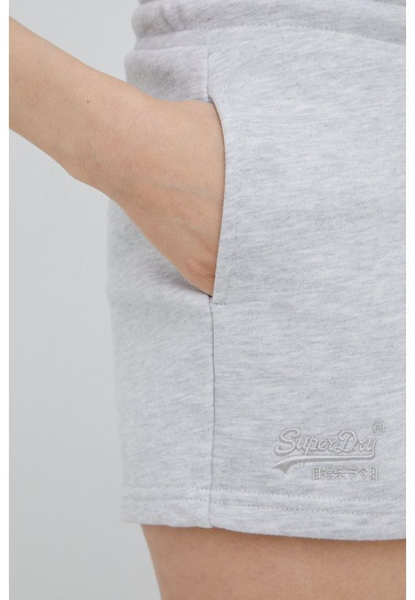 Superdry szorty damskie kolor szary gładkie medium waist. Okazja: na co dzień. Kolor: szary. Materiał: bawełna, dzianina. Wzór: gładki. Styl: casual