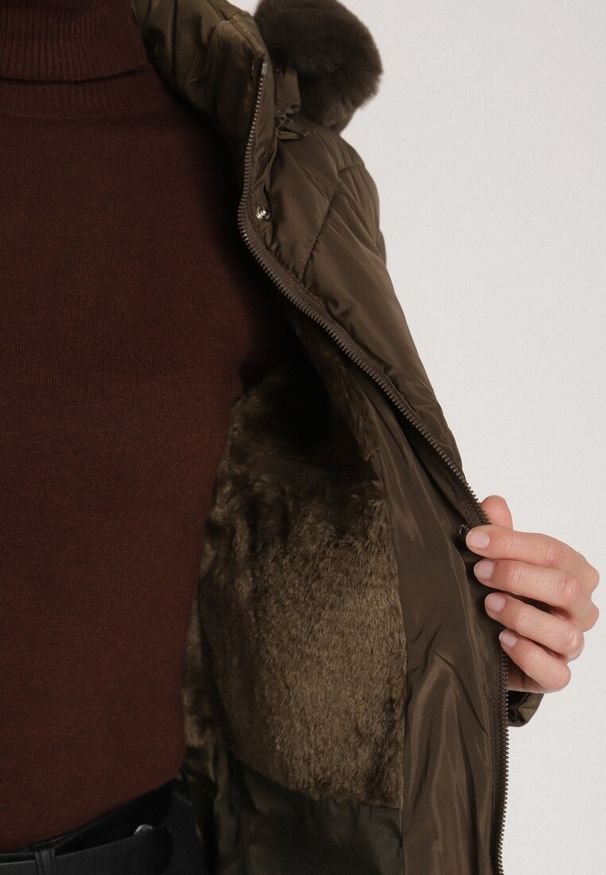 Born2be - Ciemnozielona Długa Kurtka Zimowa z Pikowaniem Paskiem i Kapturem z Futrem Retilma. Kolor: zielony. Materiał: futro. Długość: długie. Sezon: zima. Styl: elegancki