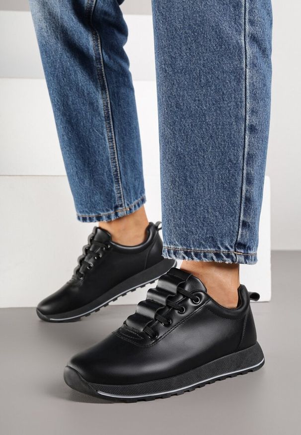 Renee - Czarne Sneakersy w Klasycznym Stylu Driosse. Okazja: na co dzień. Kolor: czarny. Materiał: jeans