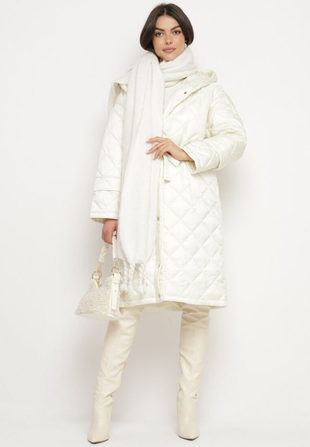 Born2be - Jasnobeżowa Pikowana Kurtka o Długim Kroju z Kapturem Paskiem i Ściągaczami w Talii Nikiana. Okazja: na co dzień. Typ kołnierza: kaptur. Kolor: beżowy. Materiał: jeans. Długość: długie. Styl: casual, elegancki, sportowy, klasyczny