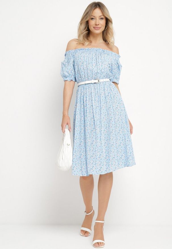 Born2be - Niebieska Sukienka Midi z Wiskozy Hiszpanka w Kwiatowy Print Oserafia. Typ kołnierza: dekolt hiszpanka. Kolor: niebieski. Materiał: wiskoza. Wzór: nadruk, kwiaty. Styl: boho. Długość: midi