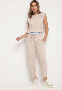 Born2be - Beżowy Komplet Dresowy z Wiskozą Bluzka Bez Rękawów i Spodnie z Gumką w Talii Nitadora. Kolor: beżowy. Materiał: dresówka, wiskoza