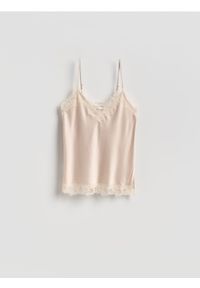 Reserved - Top z koronkowym zdobieniem - kremowy. Kolor: kremowy. Materiał: koronka. Wzór: aplikacja #1