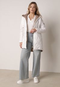 Born2be - Biała Pikowana Kurtka Przejściowa Parka z Kapturem o Długim Kroju z Ozdobą Isaline. Okazja: na co dzień. Typ kołnierza: kaptur. Kolor: biały. Materiał: poliester, dresówka. Długość: długie. Wzór: aplikacja. Styl: casual, klasyczny #4