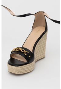 Guess sandały skórzane WENDY damskie kolor czarny na koturnie. Zapięcie: klamry. Kolor: czarny. Materiał: skóra. Obcas: na koturnie #2