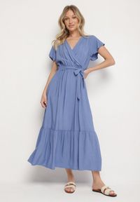 Born2be - Niebieska Wiskozowa Sukienka z Kopertowym Dekoltem z Paskiem Savorlisse. Okazja: na co dzień. Kolor: niebieski. Materiał: wiskoza. Wzór: aplikacja. Typ sukienki: kopertowe. Styl: casual, klasyczny #1