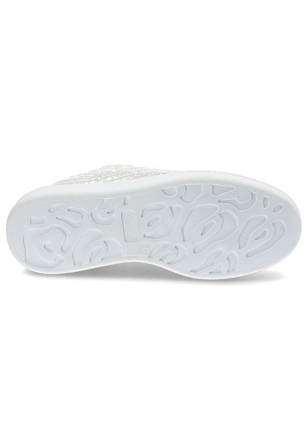 Białe Półbuty Artiker Damskie Wygodne Obuwie. Okazja: na co dzień. Zapięcie: sznurówki. Kolor: biały. Materiał: jeans, koronka. Szerokość cholewki: normalna. Wzór: ażurowy, haft. Sezon: lato