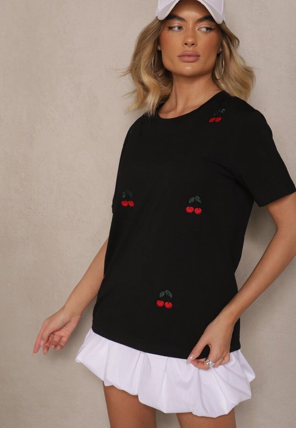 Renee - Czarny T-shirt z Bawełny z Haftowanymi Detalami w Wiśnie Nevianeva. Okazja: na co dzień, do pracy. Kolor: czarny. Materiał: bawełna. Wzór: haft. Styl: elegancki, casual