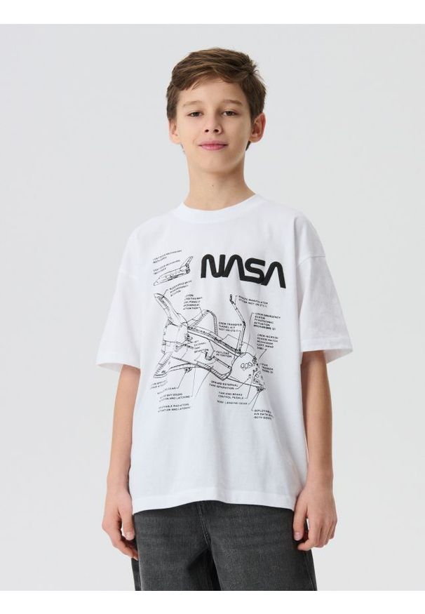 Sinsay - Bawełniana koszulka oversize z nadrukiem NASA - biały. Kolor: biały. Materiał: bawełna. Wzór: nadruk
