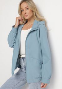 Born2be - Niebieska Kurtka Parka o Pudełkowym Kroju ze Ściągaczem w Talii i Kapturem Sesoliena. Okazja: na co dzień, na spacer. Kolor: niebieski. Materiał: jeans. Długość rękawa: długi rękaw. Długość: długie. Styl: casual, elegancki #4