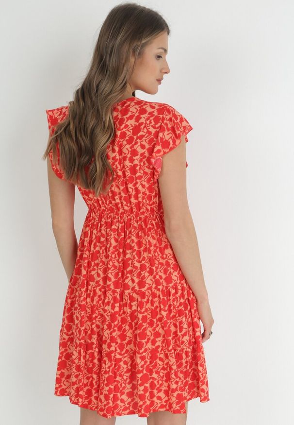 Born2be - Czerwona Sukienka Mini z Wiskozy z Falbanką Przy Ramionach i na Dole Jaysing. Kolor: czerwony. Materiał: wiskoza. Długość: mini
