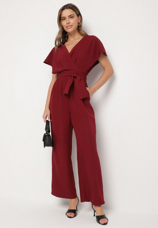 Born2be - Bordowy Elegancki Kombinezon z Marszczeniem i Wcięciem w Talii Melonessa. Okazja: na co dzień. Kolor: czerwony. Sezon: jesień, wiosna. Styl: elegancki