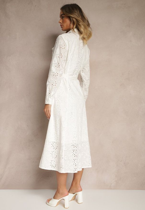 Renee - Biała Ażurowa Sukienka z Bawełny Ozdobiona Paskiem Novenelle. Kolor: biały. Materiał: bawełna. Wzór: ażurowy, aplikacja. Sezon: wiosna