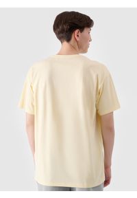 4f - T-shirt oversize z nadrukiem męski - żółty. Okazja: na co dzień. Kolor: żółty. Materiał: jersey, dzianina, bawełna. Długość rękawa: krótki rękaw. Długość: krótkie. Wzór: nadruk. Styl: casual, klasyczny, sportowy