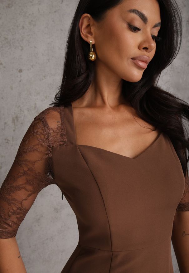 Renee - Brązowa Sukienka VICES o Taliowanym Kroju z Rękawami z Koronki Metirei. Kolor: brązowy. Materiał: koronka. Wzór: koronka. Styl: elegancki