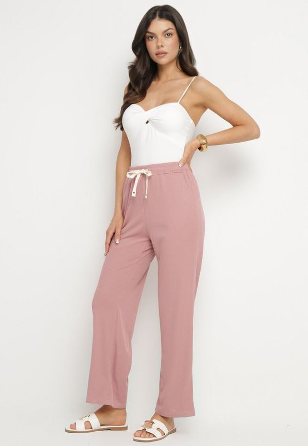 Born2be - Różowe Spodnie Dresowe z Gumką w Pasie i Szeroką Nogawką Mironia. Okazja: na co dzień. Kolor: różowy. Materiał: dresówka. Styl: elegancki, casual
