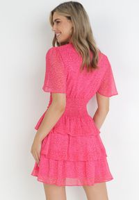 Born2be - Różowa Taliowana Sukienka Mini z Głębokim Dekoltem i Gumkami w Pasie Neetho. Kolor: różowy. Długość rękawa: krótki rękaw. Sezon: wiosna, lato. Długość: mini #5
