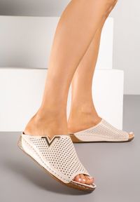 Born2be - Beżowe Klapki Vices z Perforowaną Cholewką Sarianae. Okazja: na co dzień. Kolor: beżowy. Styl: elegancki, casual