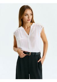 Sinsay - Bluzka koszulowa z ozdobną koronką - biały. Kolor: biały. Materiał: koronka. Wzór: koronka #1