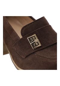 Półbuty damskie Armodo, cholewka ze skóry naturalnej zamszowej wsuwany fason z zabudowanym przodem na stabilnym obcasie, brązowe, 20207. Kolor: brązowy. Materiał: zamsz, skóra. Szerokość cholewki: normalna. Obcas: na obcasie. Wysokość obcasa: średni #7