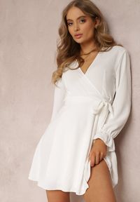Renee - Biała Sukienka Parthameia. Kolor: biały. Materiał: tkanina. Wzór: jednolity. Typ sukienki: kopertowe. Styl: klasyczny. Długość: mini