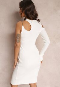 Renee - Biała Dzianinowa Sukienka z Wycięciami Emberleigh. Kolor: biały. Materiał: dzianina. Długość rękawa: na ramiączkach. Wzór: aplikacja. Styl: klasyczny, elegancki. Długość: midi #3