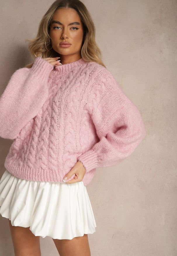 Renee - Różowy Sweter z Wełną o Eleganckim Warkoczowym Splotem Makkaria. Okazja: na co dzień, na spacer. Kolor: różowy. Materiał: wełna. Długość rękawa: długi rękaw. Długość: długie. Wzór: ze splotem. Sezon: jesień. Styl: elegancki