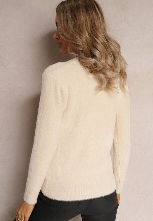 Renee - Beżowy Sweter Wełniany Elisabema. Kolor: beżowy. Materiał: wełna. Długość rękawa: długi rękaw. Długość: długie. Styl: klasyczny