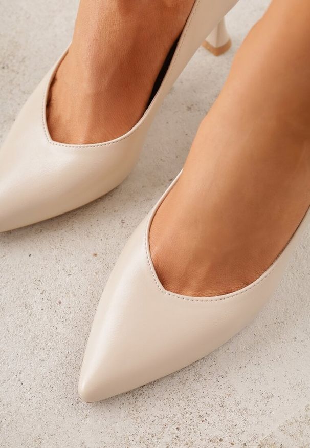 Born2be - Beżowe Czółenka na Szpilce o Stożkowym Kształcie Kowena. Okazja: na spotkanie biznesowe. Kolor: beżowy. Materiał: jeans, koronka. Wzór: gładki. Obcas: na szpilce. Styl: biznesowy, elegancki, klasyczny, wizytowy